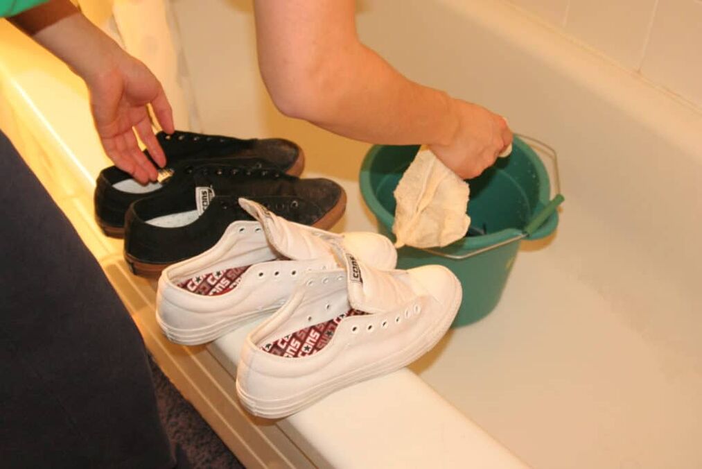 dezinfektimi i këpucëve për kërpudhat e gishtave